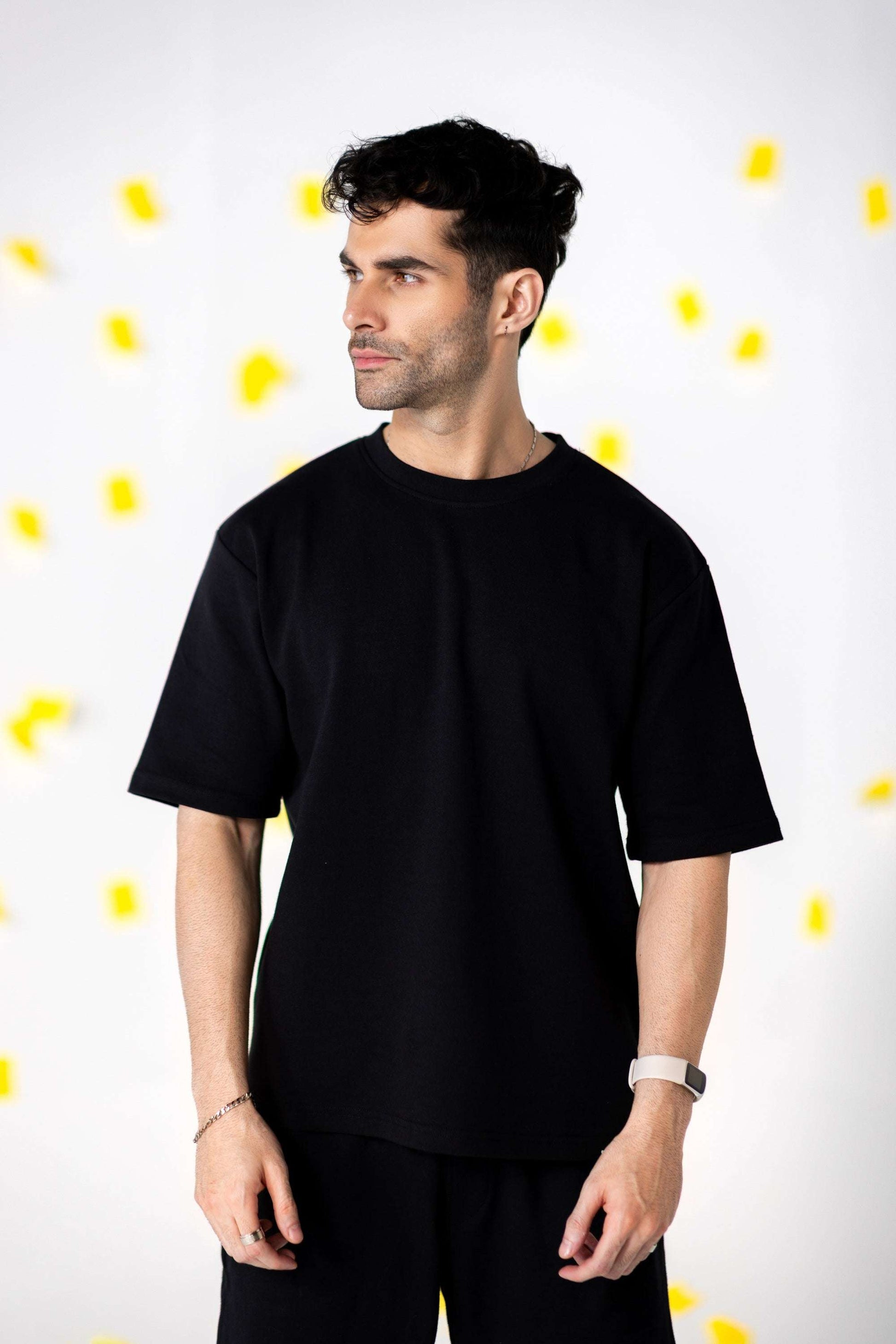 Model showcasing the COZY Shorts V2 in relaxed fit, made from organic cotton for style and comfort.
